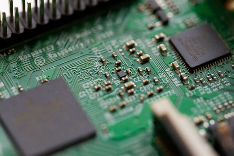 Linhas de código em um editor de tela escura, parte de um sistema interno de automação industrial
