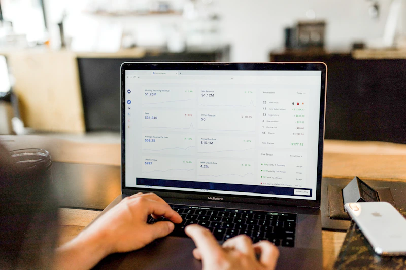 Aplicativo financeiro em um smartphone sobre uma mesa, projeto de produto móvel para uma fintech