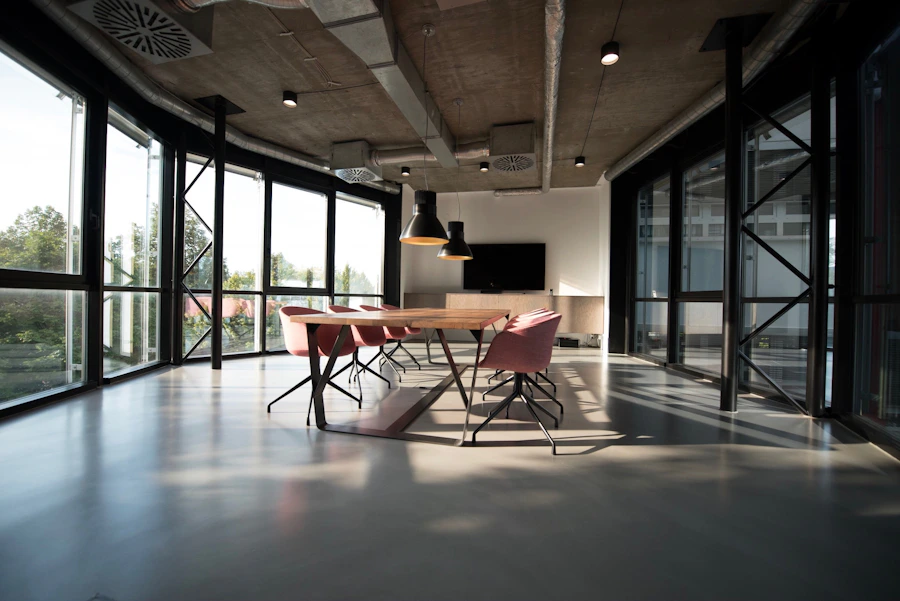 Mesa de trabalho com anotações, monitores e diagramas, ambiente de trabalho do estúdio Cascada Byte